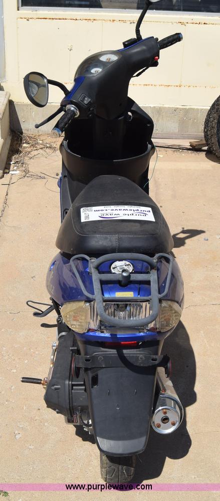 image for item J7893 2011 Shen scooter