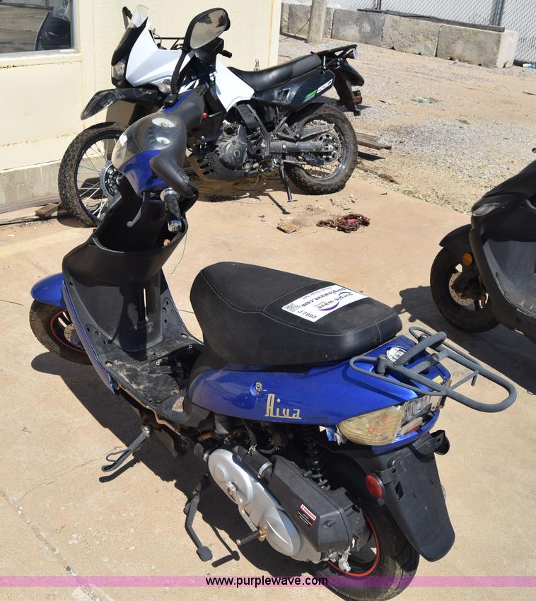 image for item J7893 2011 Shen scooter