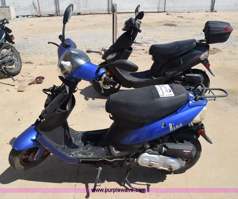 image for item J7893 2011 Shen scooter