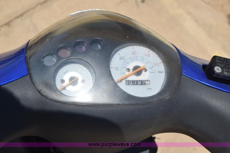 image for item J7893 2011 Shen scooter