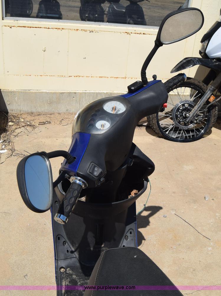 image for item J7893 2011 Shen scooter