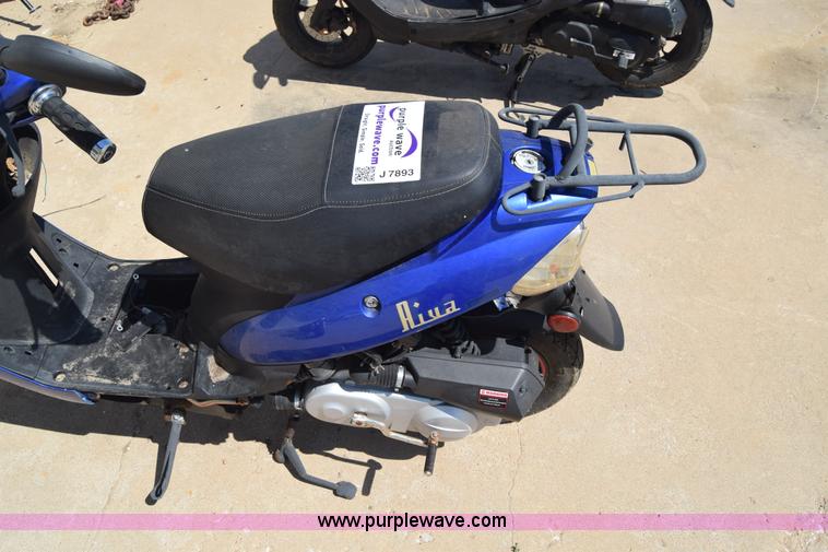 image for item J7893 2011 Shen scooter