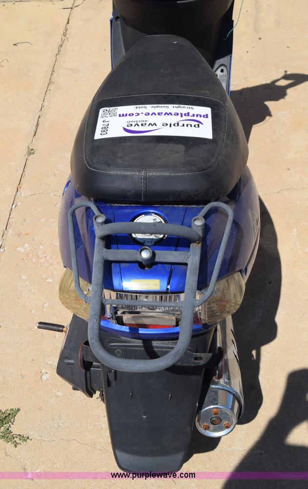 image for item J7893 2011 Shen scooter