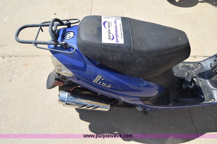 image for item J7893 2011 Shen scooter
