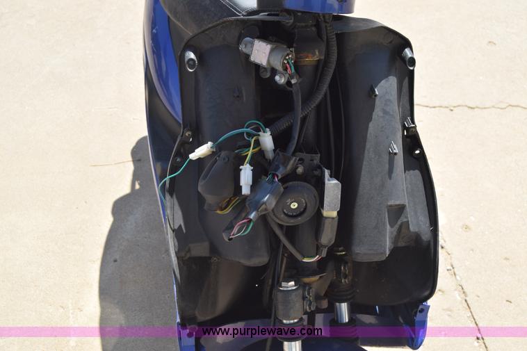 image for item J7893 2011 Shen scooter