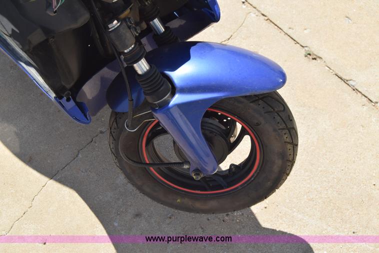 image for item J7893 2011 Shen scooter