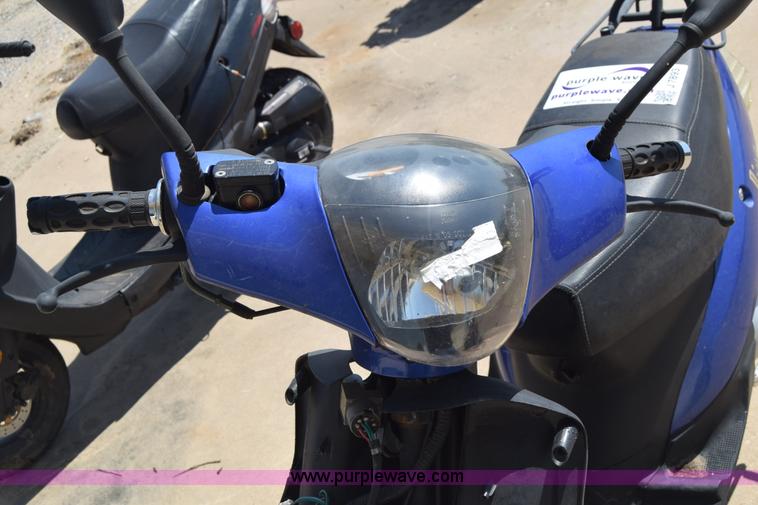 image for item J7893 2011 Shen scooter