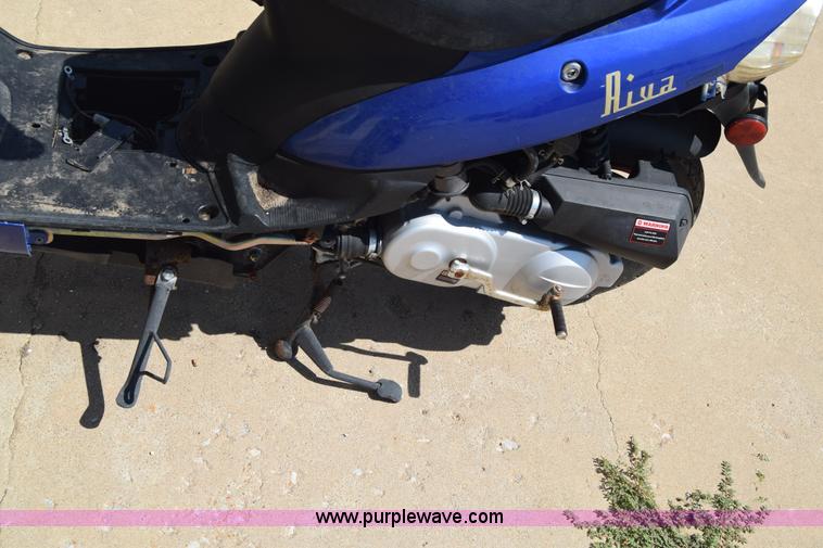 image for item J7893 2011 Shen scooter