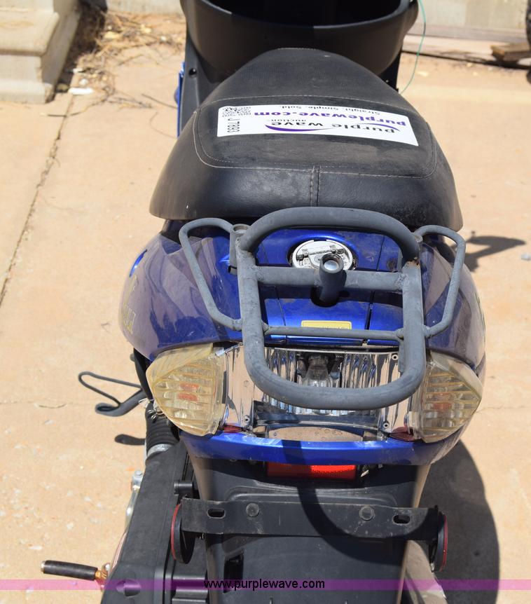 image for item J7893 2011 Shen scooter