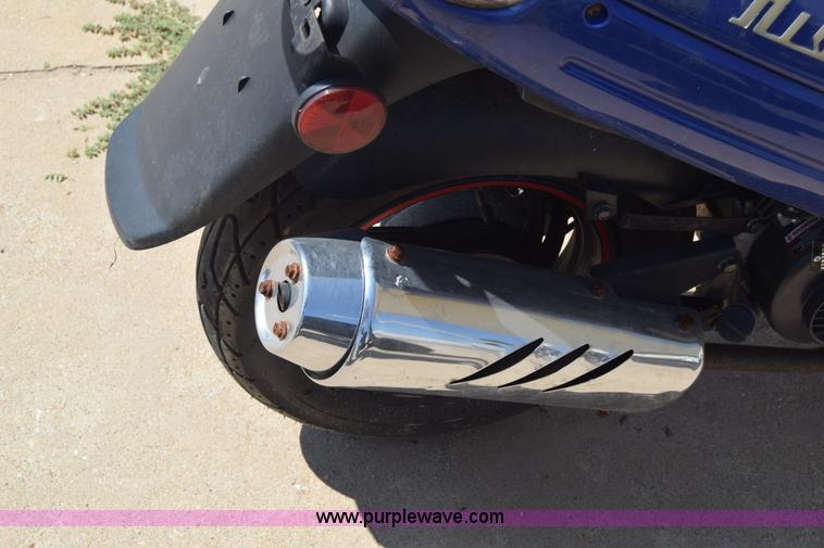 image for item J7893 2011 Shen scooter