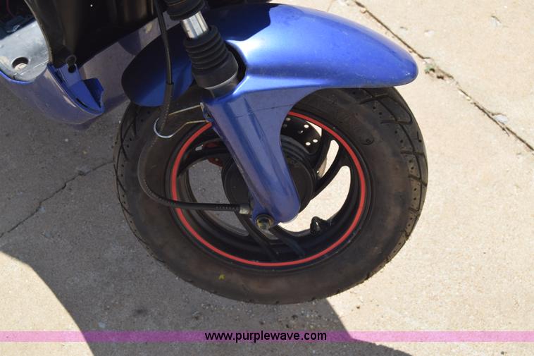 image for item J7893 2011 Shen scooter