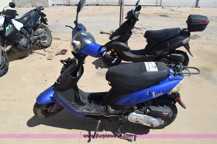 image for item J7893 2011 Shen scooter