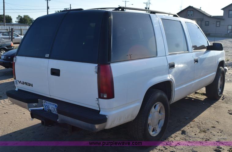 image for item L5852 1997 GMC Yukon SLE SUV