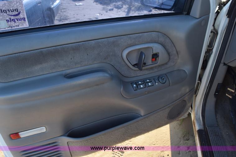 image for item L5852 1997 GMC Yukon SLE SUV