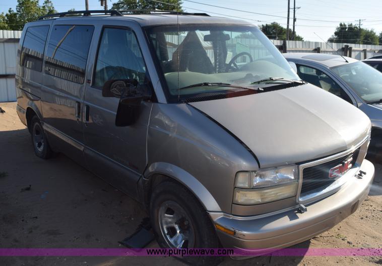 image for item L5859 2002 GMC Safari van