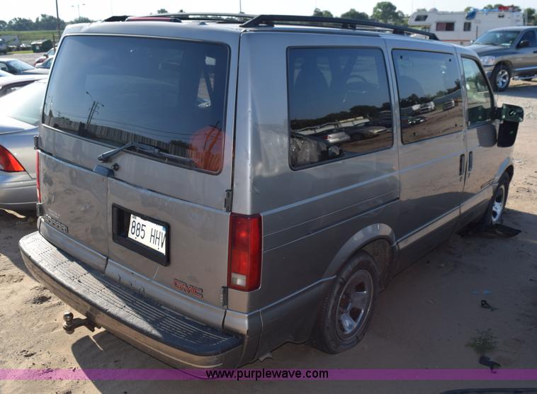 image for item L5859 2002 GMC Safari van