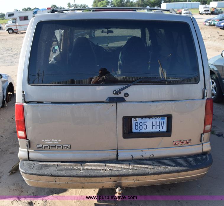 image for item L5859 2002 GMC Safari van