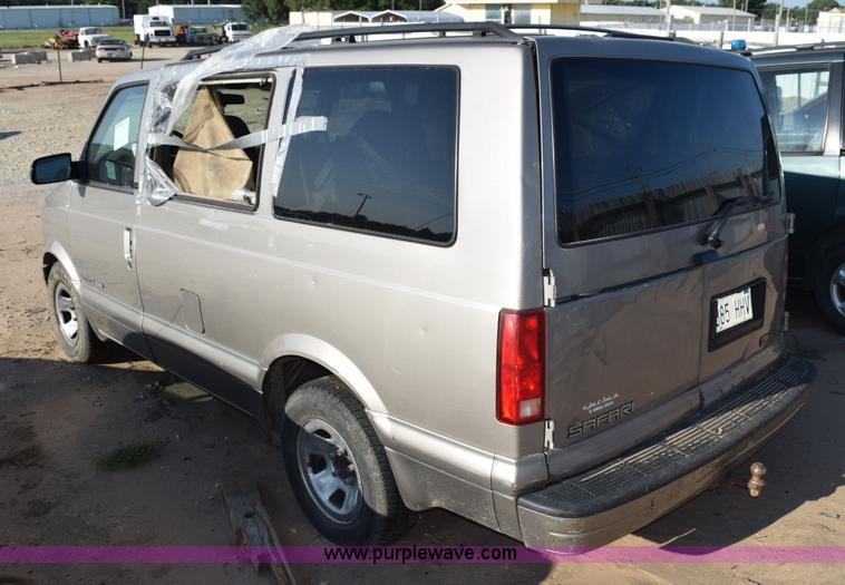 image for item L5859 2002 GMC Safari van