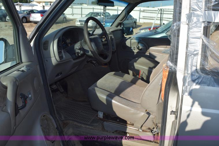image for item L5859 2002 GMC Safari van
