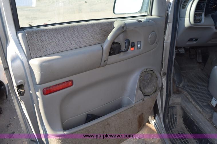 image for item L5859 2002 GMC Safari van