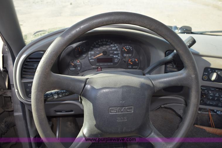 image for item L5859 2002 GMC Safari van