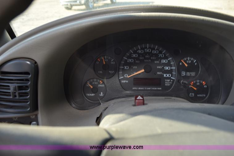 image for item L5859 2002 GMC Safari van