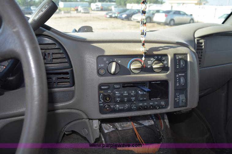 image for item L5859 2002 GMC Safari van