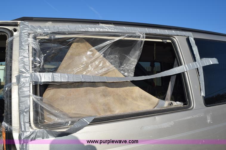 image for item L5859 2002 GMC Safari van