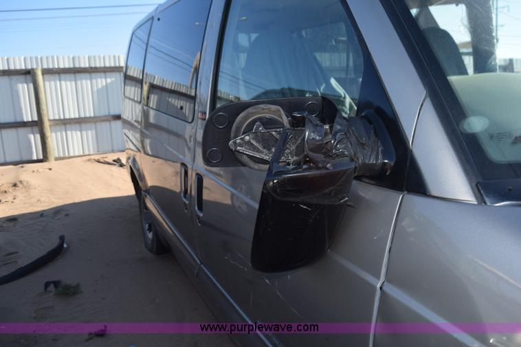 image for item L5859 2002 GMC Safari van