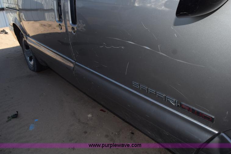 image for item L5859 2002 GMC Safari van