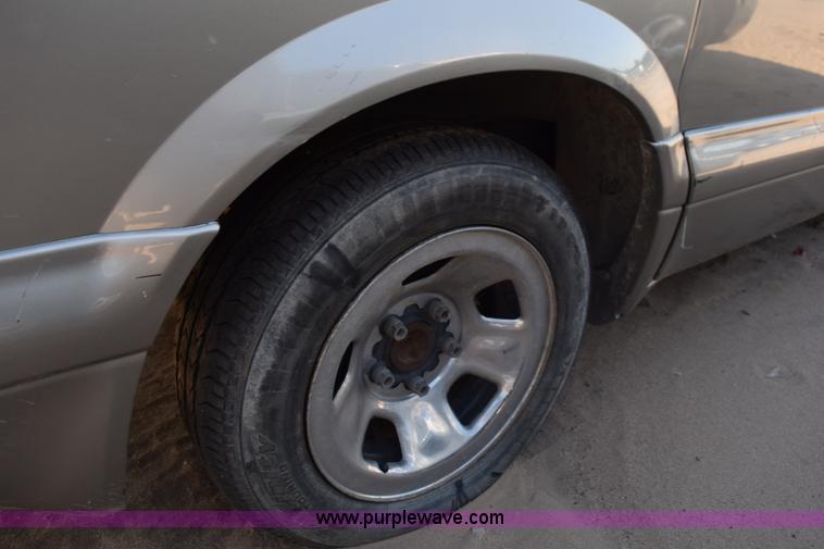 image for item L5859 2002 GMC Safari van