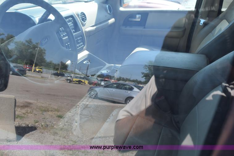 image for item L5868 2004 Ford Expedition Eddie Bauer SUV
