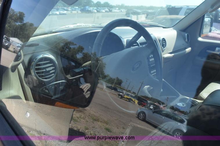 image for item L5868 2004 Ford Expedition Eddie Bauer SUV