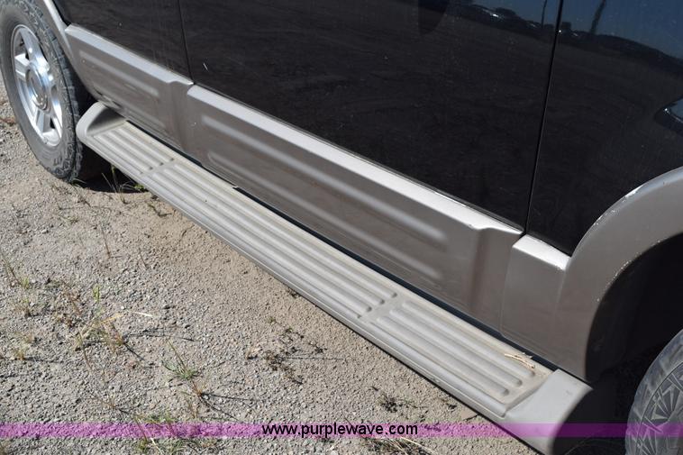 image for item L5868 2004 Ford Expedition Eddie Bauer SUV