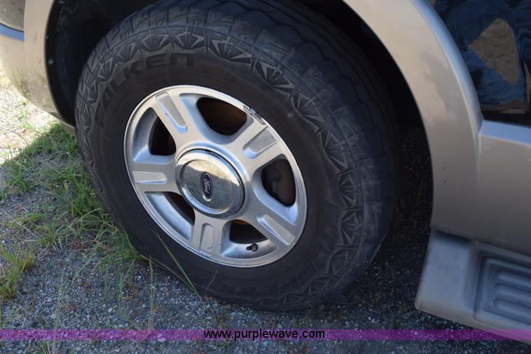image for item L5868 2004 Ford Expedition Eddie Bauer SUV