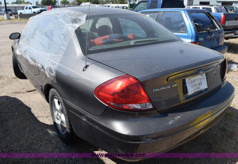 image for item L5870 2004 Ford Taurus SE