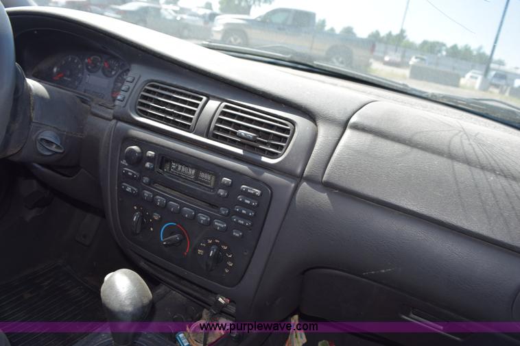 image for item L5870 2004 Ford Taurus SE