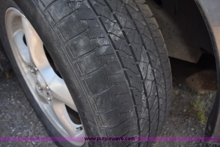 image for item L5870 2004 Ford Taurus SE