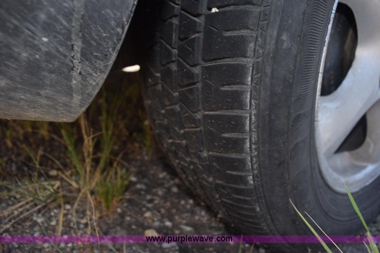 image for item L5870 2004 Ford Taurus SE