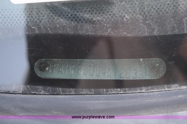 image for item L5870 2004 Ford Taurus SE