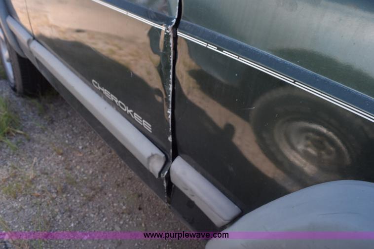 image for item L5871 1997 Jeep Cherokee Sport SUV