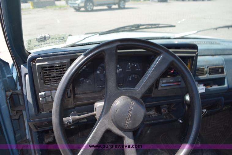 image for item L5872 1991 Chevrolet 1500 pickup truck