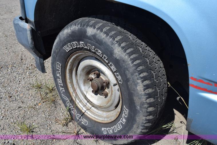 image for item L5872 1991 Chevrolet 1500 pickup truck