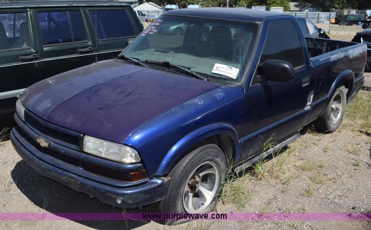 image for item L5873 2000 Chevrolet S10 pickup truck