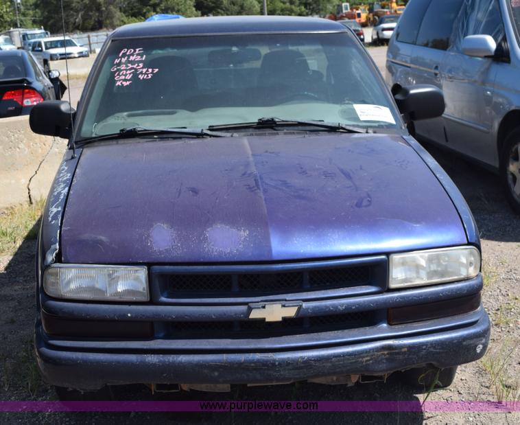 image for item L5873 2000 Chevrolet S10 pickup truck