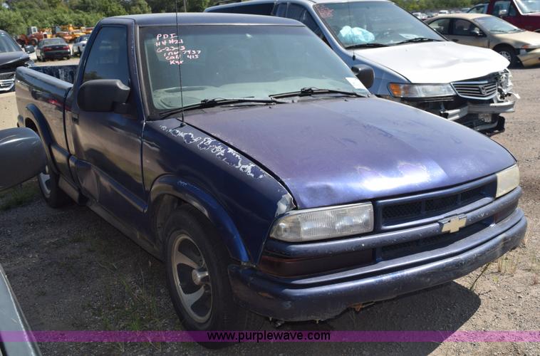 image for item L5873 2000 Chevrolet S10 pickup truck