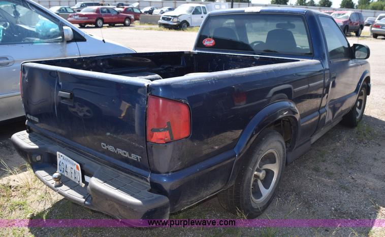 image for item L5873 2000 Chevrolet S10 pickup truck