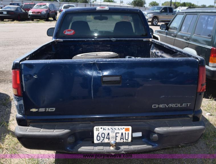 image for item L5873 2000 Chevrolet S10 pickup truck