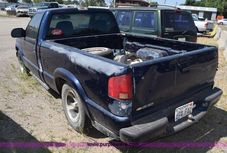 image for item L5873 2000 Chevrolet S10 pickup truck