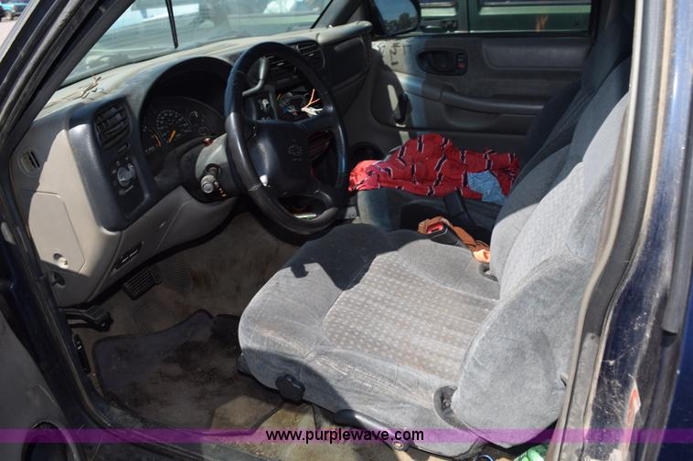 image for item L5873 2000 Chevrolet S10 pickup truck